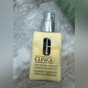 Clinique Dramatically Different Moisturizer - Yellow and Silver